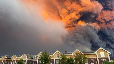 Foto:  Gudang di Moskow terbakar usai kena serangan drone Ukraina pada Minggu (16/8). Dari sekian ratus drone yang menyasar Moskow, lebih dari 600 berhasil dicegat. (REUTERS/Stringer).